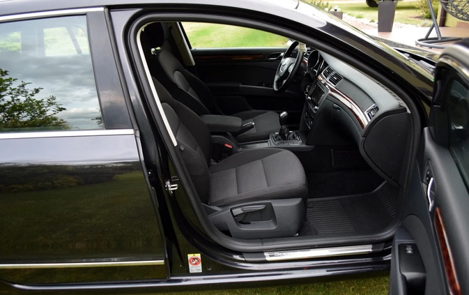 Skoda Superb cena 36900 przebieg: 199700, rok produkcji 2011 z Choszczno małe 154